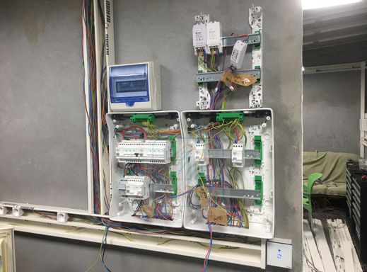 Installation de 2 coffrets électriques étanches + 1 coffret spécial domotique dans un nouveau local